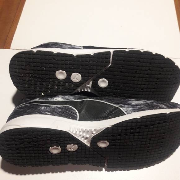 EUC Puma Black & White Running Shoe - Women's Size 8.5 - Picture 8 of 10